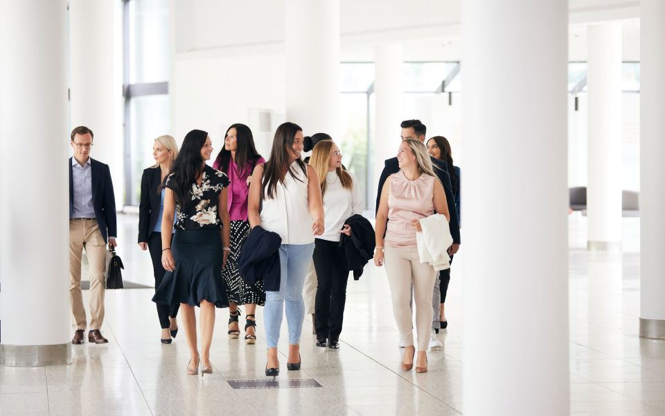 Personengruppe in Gebäudefoyer