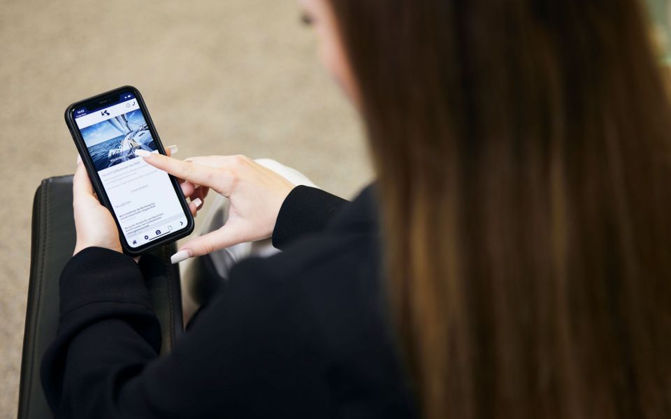 Frau mit Mobiltelefon, Internetseite bkb geöffnet